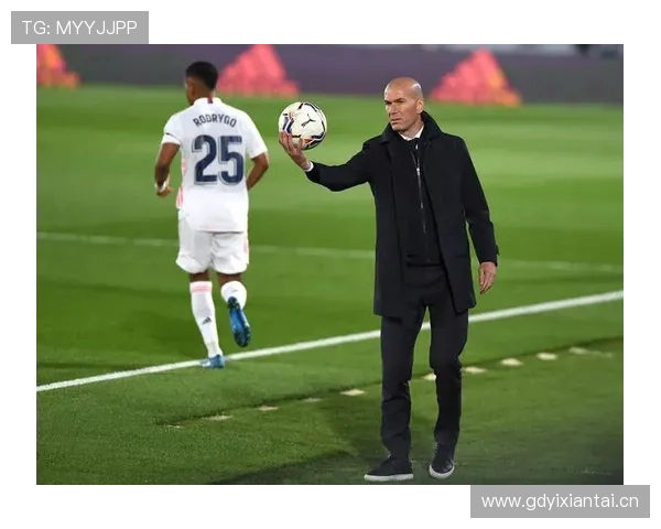 齐达内欧冠传奇之路：天外飞仙与三座教练奖杯的荣耀篇章